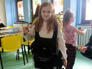 Zdjęcie przedstawia: trzy dziewczynki uczestniczące w spotkaniu.