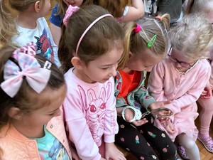 Zdjęcie przedstawia: dziewczynki oglądające kajdanki.