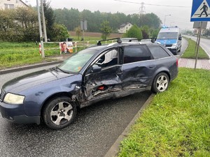 Zdjęcie przedstawia: uszkodzony bok samochodu.