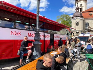 Zdjęcie przedstawia: mobilny punkt pobrań krwi.