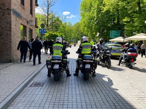 Zdjęcie przedstawia:  dwóch umundurowanych policjantów na motocyklach.