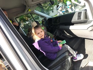 Zdjęcie przedstawia: dziecko uczestniczące w wydarzeniu.