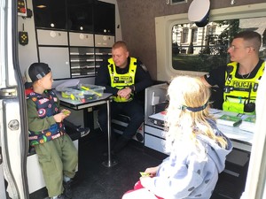 Zdjęcie przedstawia: dwóch policjantów oraz dzieci.