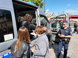 Zdjęcie przedstawia: uczestników wydarzenia oglądających radiowóz.