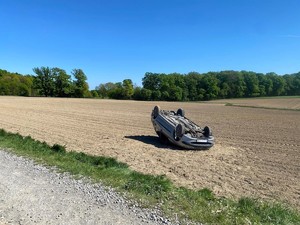 Zdjęcie przedstawia: auto po dachowaniu.