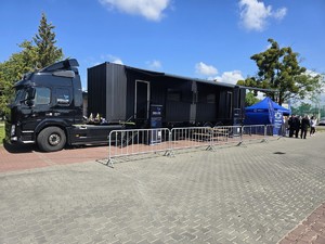 Zdjęcie przedstawia: pojazd w postaci escapetrucka.