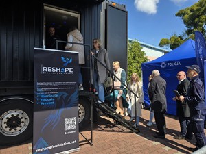 Zdjęcie przedstawia: ludzi wchodzących do escapetrucka.