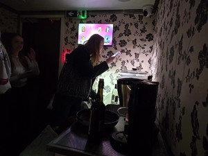 Zdjęcie przedstawia: dziewczynę w escapetrucku.