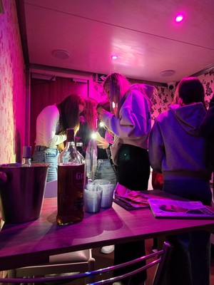 Zdjęcie przedstawia: ludzi w escapetrucku.