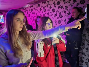 Zdjęcie przedstawia: młodzież i policjantkę w escapetrucku.