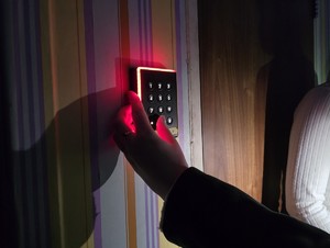 Zdjęcie przedstawia: rękę wpisującą kod.