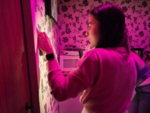 Zdjęcie przedstawia: dziewczynę rozwiązującą zagadkę.