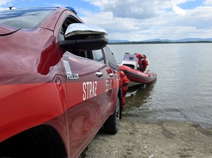 Zdjęcie przedstawia: auto i łódź straży pożarnej.