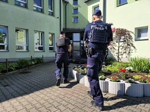 Zdjęcie przedstawia: policjantów przygotowujących się do akcji