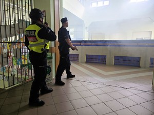 Zdjęcie przedstawia: dwóch policjantów