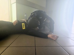 Zdjęcie przedstawia: Strażaka i policjanta