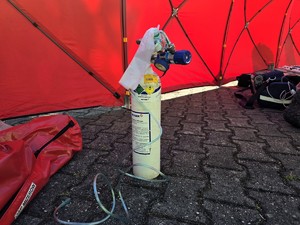 Zdjęcie przedstawia: butlę z tlenem