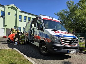 Zdjęcie przedstawia: ambulans