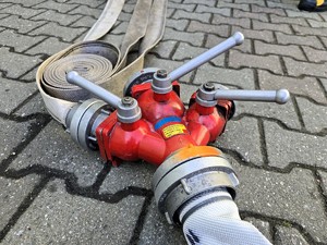 Zdjęcie przedstawia: wąż strażacki