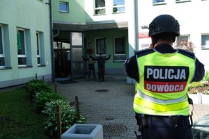 Zdjęcie przedstawia: policjanta i przestępców
