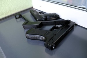 Zdjęcie przedstawia: broń