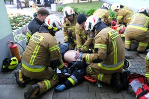 Zdjęcie przedstawia: strażaków w akcji ratunkowej