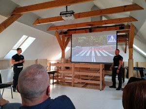 Zdjęcie przedstawia: policjantów prowadzących wykład