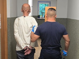 Zdjęcie przedstawia: policjanta z zatrzymanym mężczyzną.