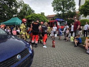 Zdjęcie przedstawia: ratowników medycznych z dziećmi