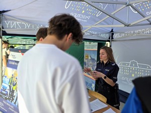 Zdjęcie przedstawia:  policjantkę rozmawiająca z młodymi osobami.