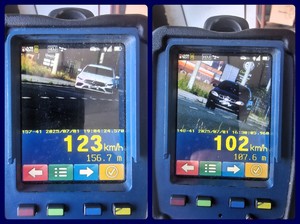 Zdjęcie przedstawia: dwa mierniki prędkości.