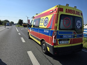 Zdjęcie przedstawia: samochód pogotowia ratunkowego, który stoi na drodze.