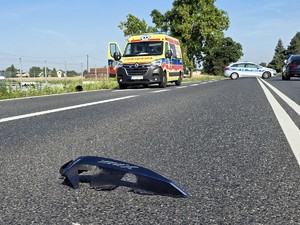Zdjęcie przedstawia: karetkę pogotowia i radiowóz policyjny stojące na drodze.