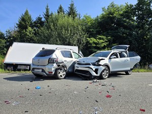 Zdjęcie przedstawia: samochody uczestniczące w wypadku