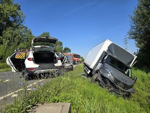 Zdjęcie przedstawia:  samochód osobowy i ciężarowy.