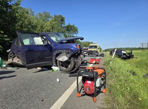 Zdjęcie przedstawia: samochód osobowy i karetkę.