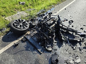 Zdjęcie przedstawia: zniszczone elementy samochodu.