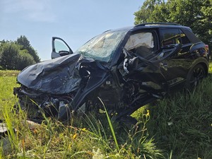 Zdjęcie przedstawia: samochód, który zjechał z drogi.