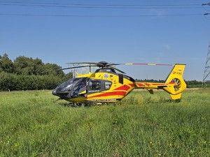 Zdjęcie przedstawia:  helikopter lotniczego pogotowia ratunkowego.