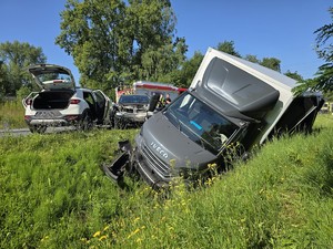 Zdjęcie przedstawia: samochód ciężarowy, który zjechał z drogi.
