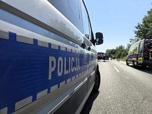 Zdjęcie przedstawia: radiowóz policyjny.
