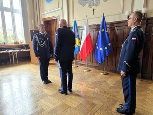 Zdjęcie przedstawia: trzy umundurowane osoby.