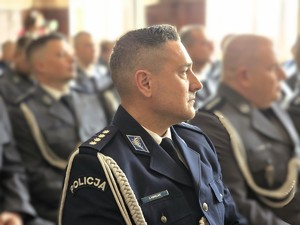 Zdjęcie przedstawia: grupę siedzących policjantów.