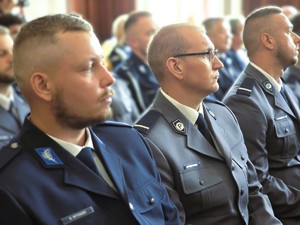 Zdjęcie przedstawia: siedzących umundurowanych policjantów.