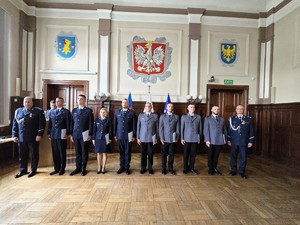 Zdjęcie przedstawia: grupę policjantów ustawioną w szeregu.