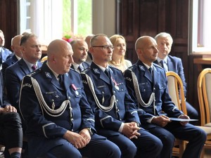 Zdjęcie przedstawia: umundurowanych policjantów.