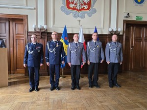 Zdjęcie przedstawia: grupę osób umundurowanych stojących w szeregu.