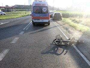 Zdjęcie przedstawia: ambulans i przewrócony rower.