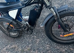 Zdjęcie przedstawia: rower elektryczny.