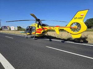 Zdjęcie przedstawia: helikopter ratunkowy na drodze.